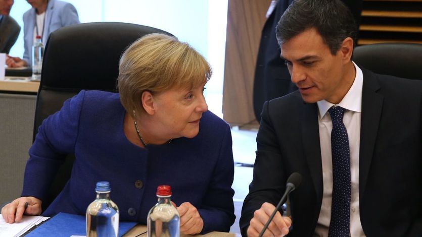 El presidente del Gobierno, Pedro Sánchez, junto a la canciller alemana, Angela Merkel, durante la reunión informal sobre asuntos de migración y asilo.