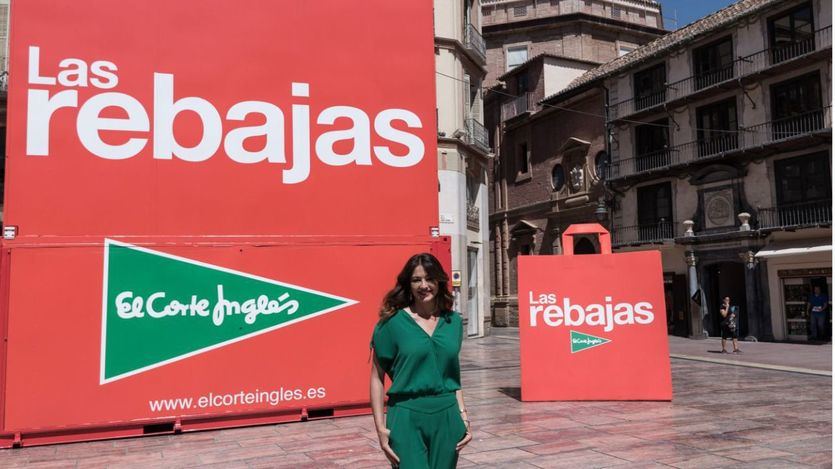 El Corte Inglés adelanta #LasRebajas y lleva a la calle su mítica bolsa, de 9 metros de altura