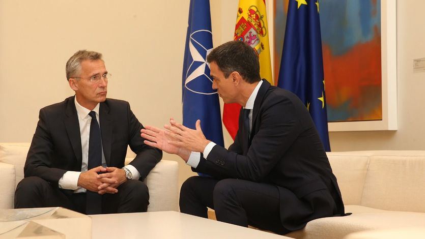 El presidente del Gobierno, Pedro Sánchez, conversa con el secretario general de la OTAN, Jens Stoltenberg