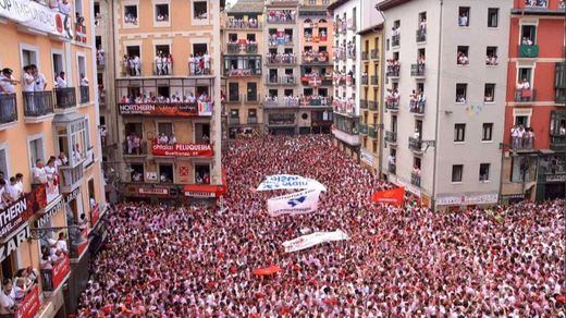 El chupinazo tiñe de blanco y rojo Pamplona al grito de 'Gora San Fermín'