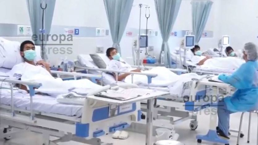 Los 12 niños rescatados de la cueva inundada en Tailandia se recuperan en el hospital