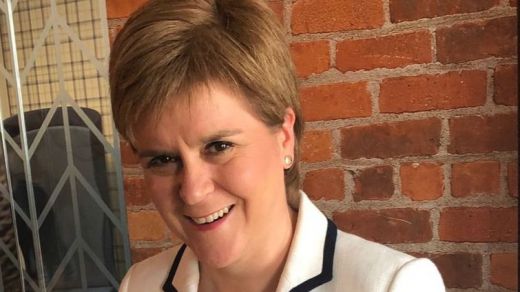 La primera ministra de Escocia celebra así el paso atrás de Llarena