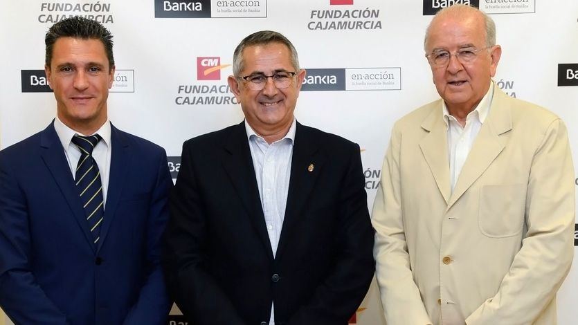 El director de zona de Cartagena y Comarca de Bankia, Aurelio Herrero; el alcalde de La Unión, Pedro López, y el presidente de Fundación Cajamurcia, Carlos Egea.