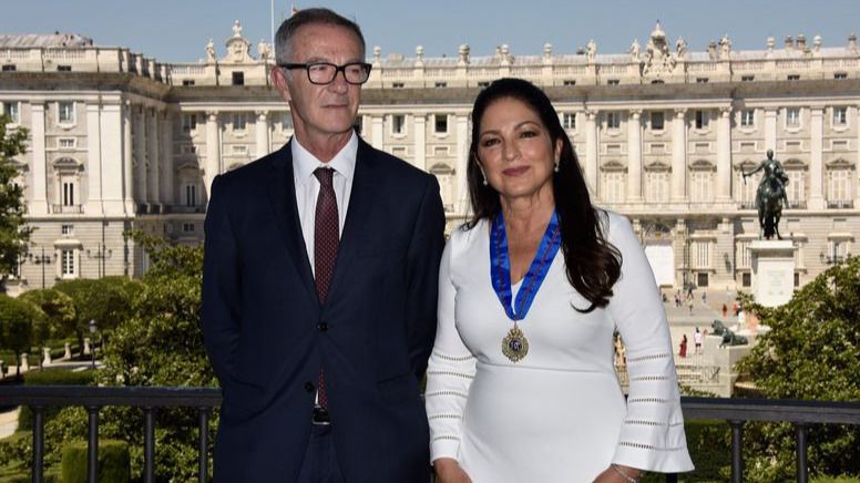 La cantante Gloria Estefan recibe la Medalla de Oro de las Bellas Artes