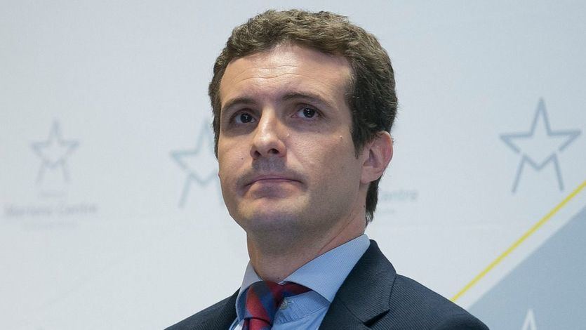 Casado, acosado por el 'caso máster': la universidad no encuentra sus trabajos y se extiende el escándalo