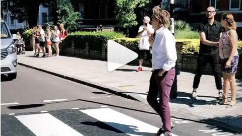 El vídeo viral de Paul McCartney cruzando el mítico paso de peatones de Abbey Road