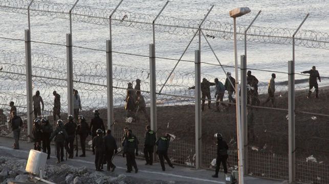 Masivo y violento asalto a la valla de Ceuta: 132 migrantes y 22 guardias civiles han resultado heridos