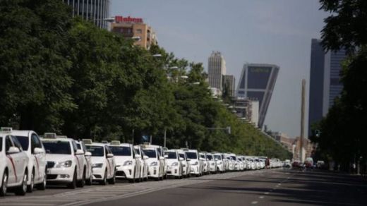 Los taxistas paralizan Barcelona y Madrid para poner fin a su guerra con las compañías de VTC