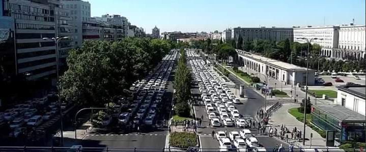 Los taxistas mantienen el pulso con Fomento mientras los paros se extienden por todo el país