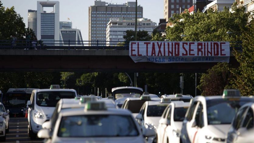 Fomento pide tiempo a los taxistas para encontrar una solución definitiva y 'sin parches' y responsabiliza al gobierno anterior