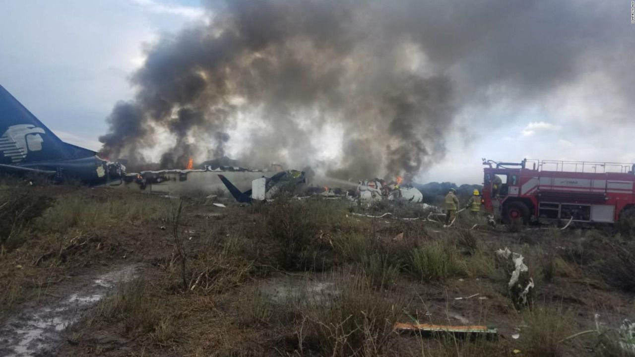 Un avión se desploma en México nada más despegar y sólo deja heridos
