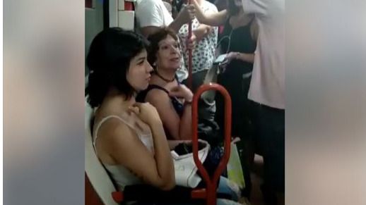 La reacción de estos pasajeros del metro ante una escena racista