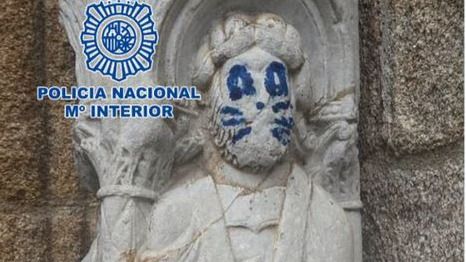 En busca del autor de las pintadas 'tipo Kiss' en la Catedral de Santiago