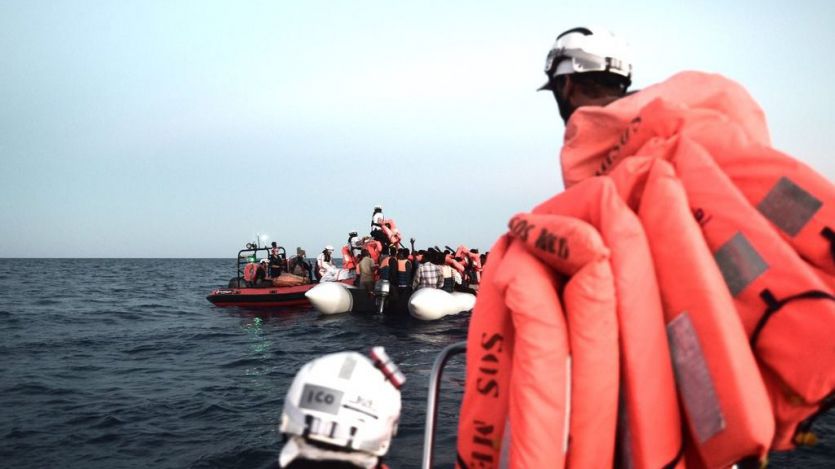 El barco 'Aquarius' vuelve a rescatar a más de 100 migrantes y espera un puerto para llegar a Europa