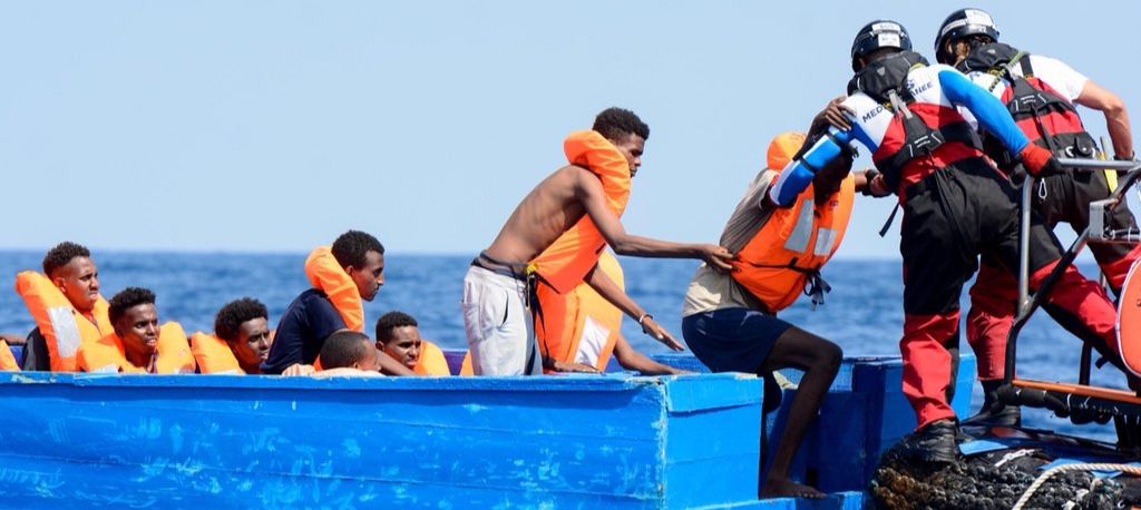 El 'Aquarius' pide puerto seguro y España podría ser el destino para 141 inmigrantes