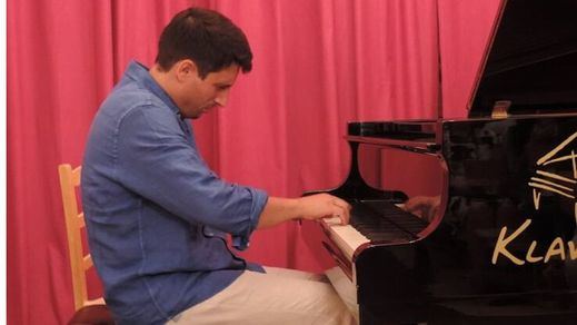 Óscar Caravaca durante una reciente actuación en la localidad albaceteña de Yetas