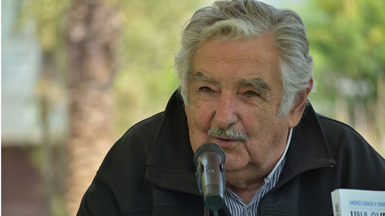 Mujica, "cansado del largo viaje" político, renuncia a su escaño como senador y a la pensión