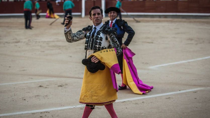 JUan Ortega pasea el trofeo que cortó a su primer enemigo.