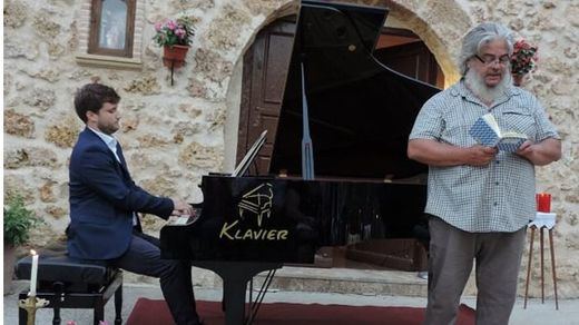 El pianista Julián Sanz y el poeta León Molina durante su recital conjunto en Yetas.