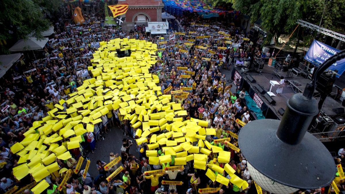Más tensión en Cataluña: al menos una de las personas que retiran lazos amarillos es guardia civil