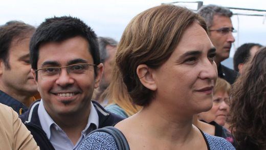 Otra polémica para Ada Colau: Barcelona ha pagado un mes de viaje oficial a su primer teniente de alcalde... en su país de origen