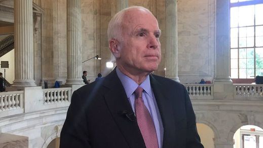 El senador republicano John McCain muere pidiendo que Trump no acuda a su funeral