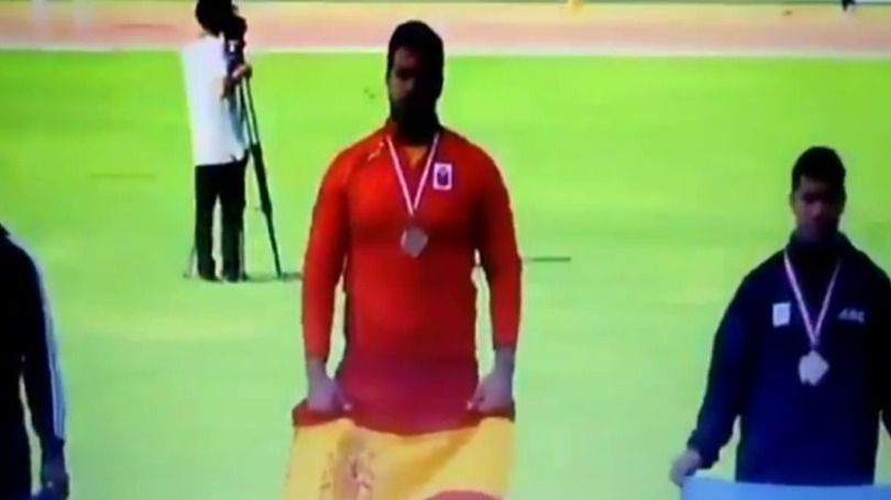 Ponen el himno español franquista a un medallista español