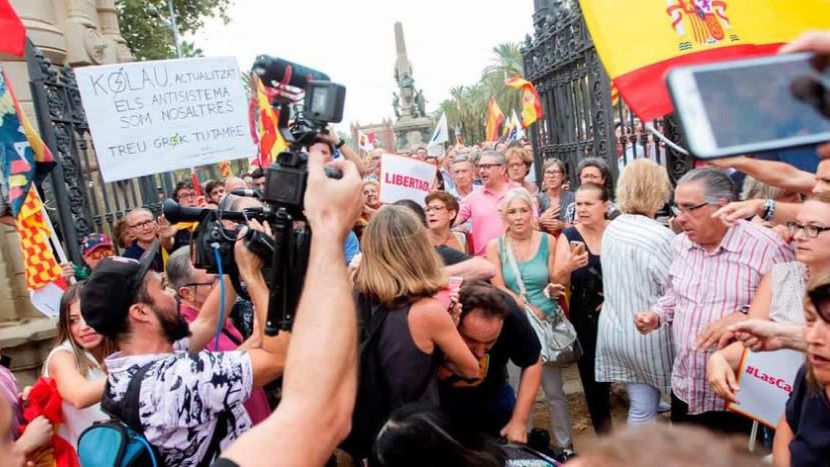 Cataluña, tensión al máximo: agredido un cámara de 'Telemadrid' por ser confundido con uno de 'TV3'