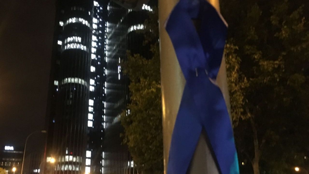 Y en Madrid llegan los lazos azules en las calles: esto es lo que representan