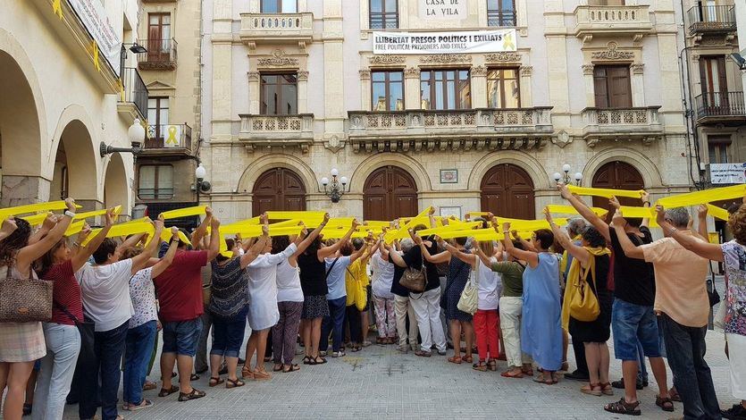 Archivan la causa contra 14 activistas que quitaron lazos amarillos en Cataluña