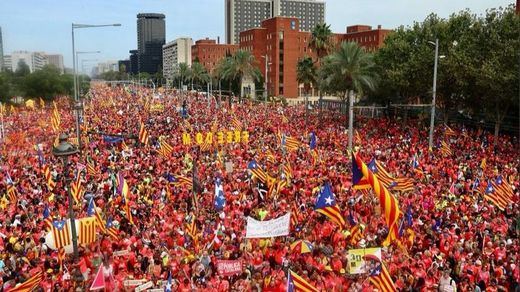 La 'ola' independentista desborda Barcelona en una Diada marcada por las ausencias