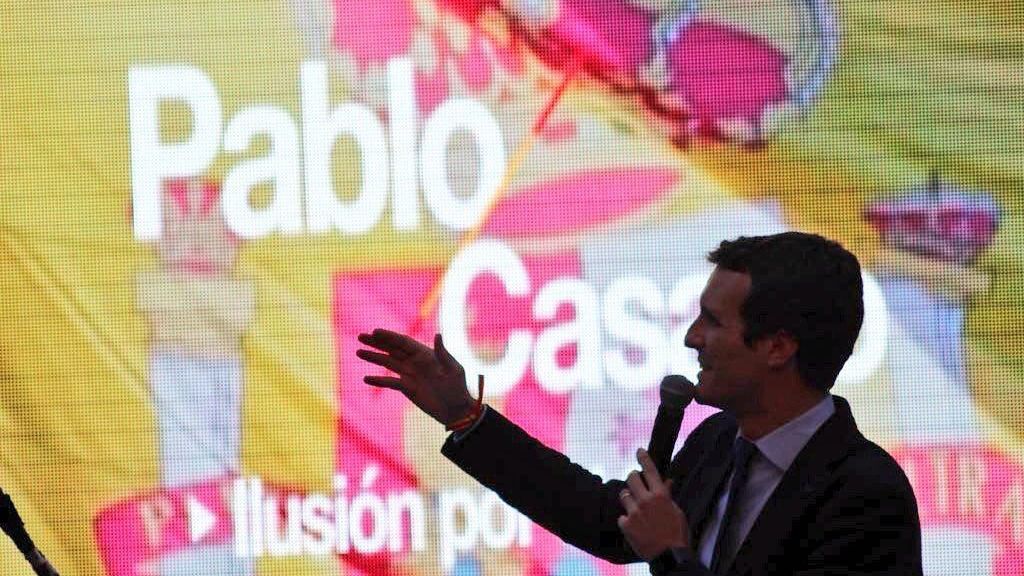 Casado aprovecha la crisis de la tesis de Sánchez para exigirle "respeto" a los medios de comunicación