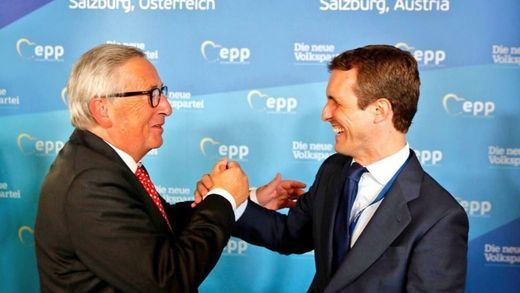 Así le 'pinta' Casado a Juncker la situación política en España