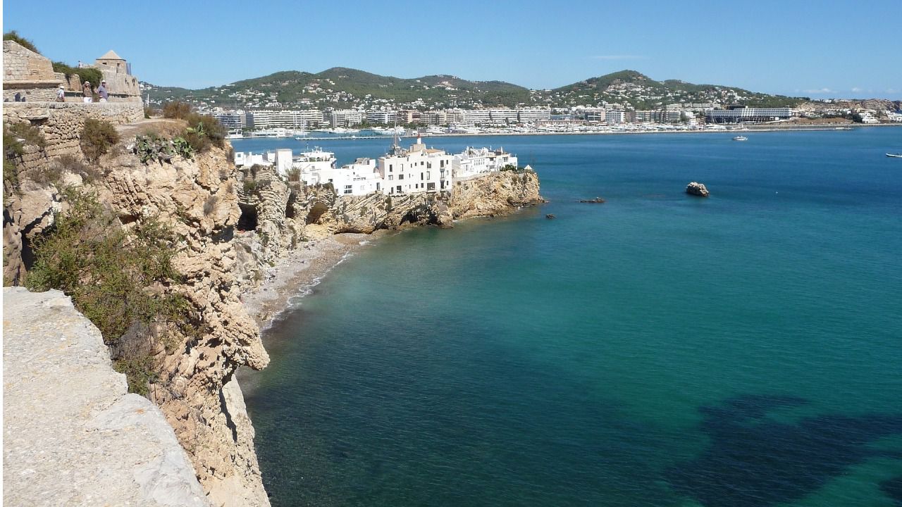 Los turistas valoran con un 8,2 su experiencia en Ibiza