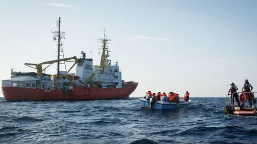 El buque 'Aquarius' pide permiso a Francia para que desembarquen los 58 migrantes a bordo