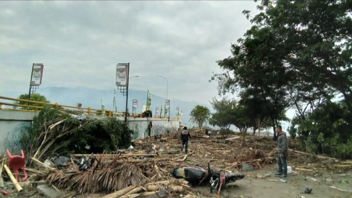 Al menos 384 muertos y más de 500 heridos por un terremoto y un tsunami en Indonesia