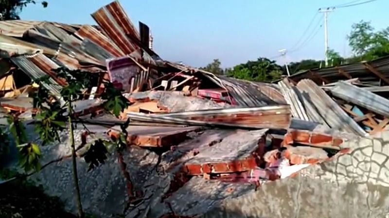 Aumentan a 832 los muertos por el tsunami en Indonesia