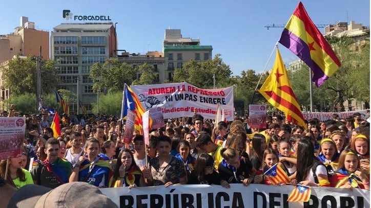 Miles de estudiantes marchan por la independencia en Barcelona