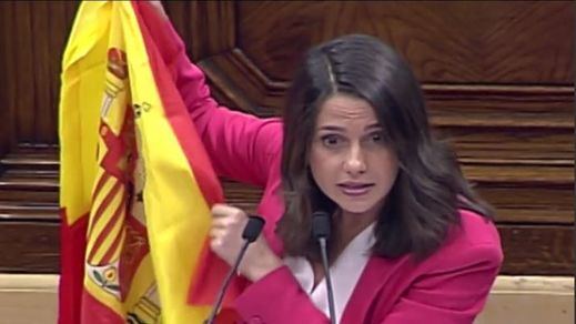 Polémica en el Parlament tras desplegar Inés Arrimadas la bandera de España