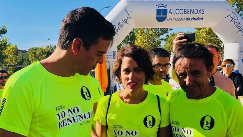 Pedro Sánchez junto a la presidenta de la Asociación 'Yo no renuncio' y fundadora de Malas Madres, Laura Baena