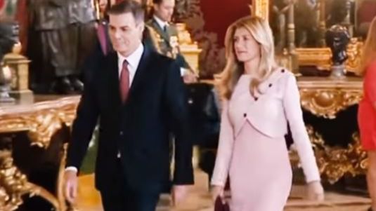 Sánchez se lía en la recepción del Palacio Real y se salta, por segunda vez, los protocolos del 12-O