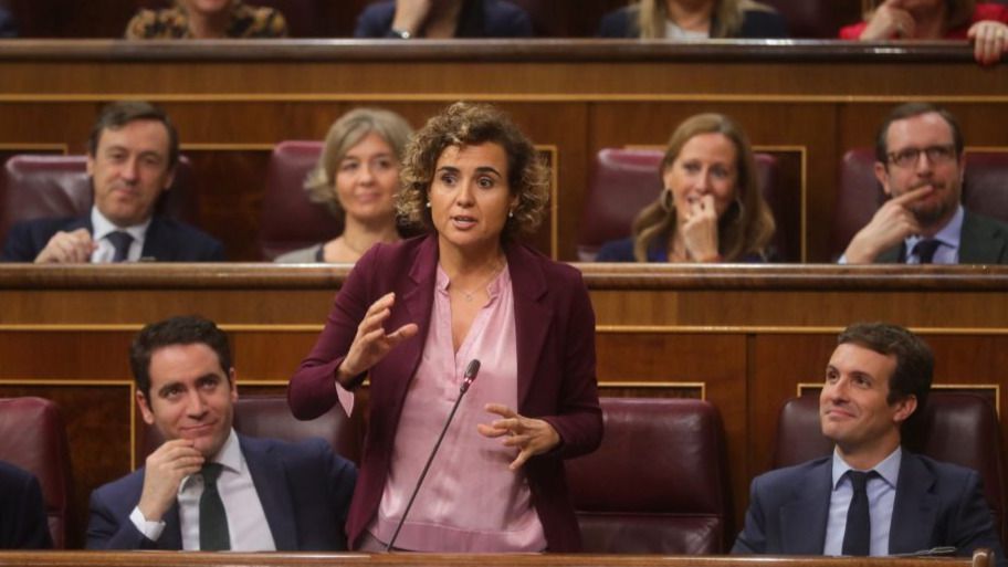 La 'performance' de Dolors Montserrat en su pregunta a Carmen Calvo