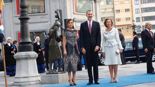 Los Reyes, abucheados a su llegada a la gala de los Premios Princesa de Asturias