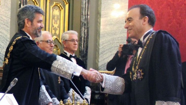 Marchena, a la derecha de la imagen, saludando a Carlos Lesmes, actual presidente del CGPJ y del Supremo