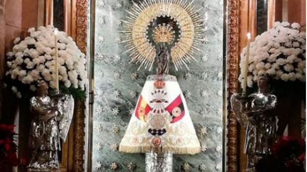 Indignación en Zaragoza por el manto de la Falange que lució la Virgen del Pilar la víspera del 20-N