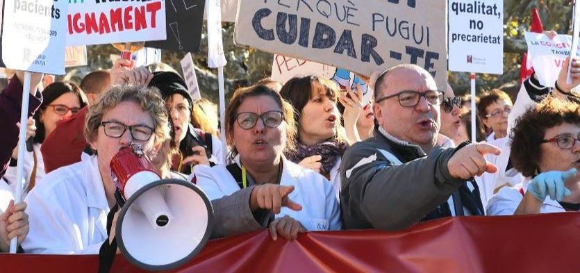 El Govern independentista catalán, acorralado por los colectivos sociales y profesionales, hartos de su dejación