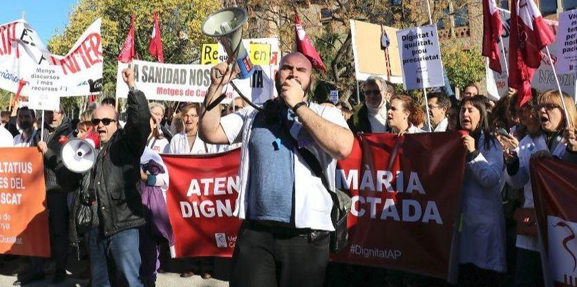 El Govern independentista catalán, acorralado por los colectivos sociales y profesionales, hartos de su dejación