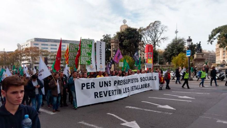 Profesores, estudiantes y funcionarios toman Cataluña contra los recortes