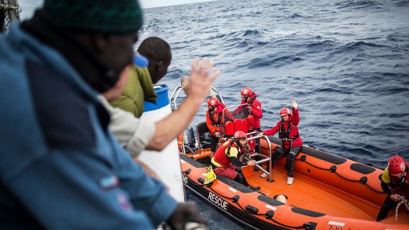 El Gobierno envía a Malta a los 11 migrantes rescatados por el pesquero español