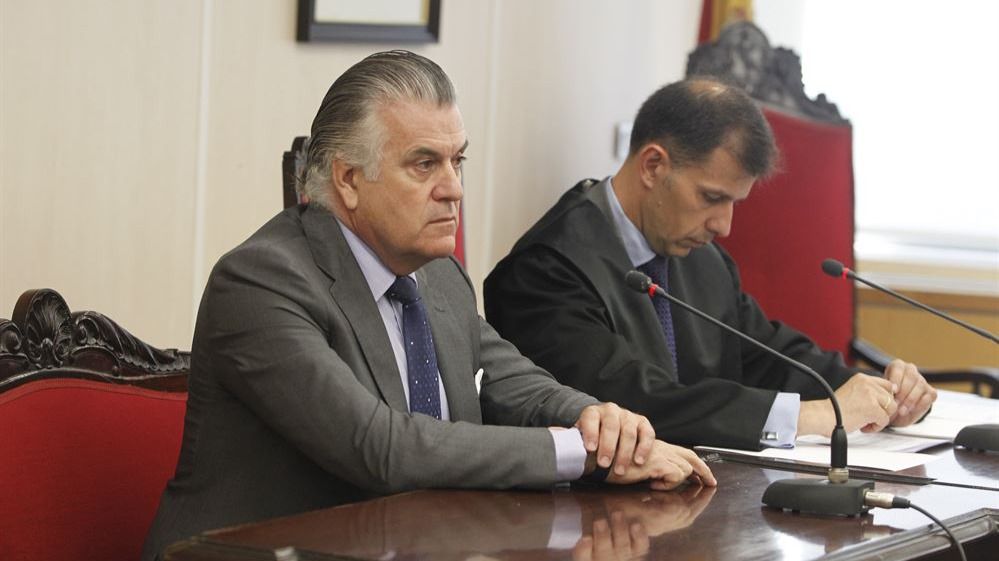 El juez cita a Bárcenas y su mujer, pero no a Cospedal y su marido por la 'Operación Kitchen'